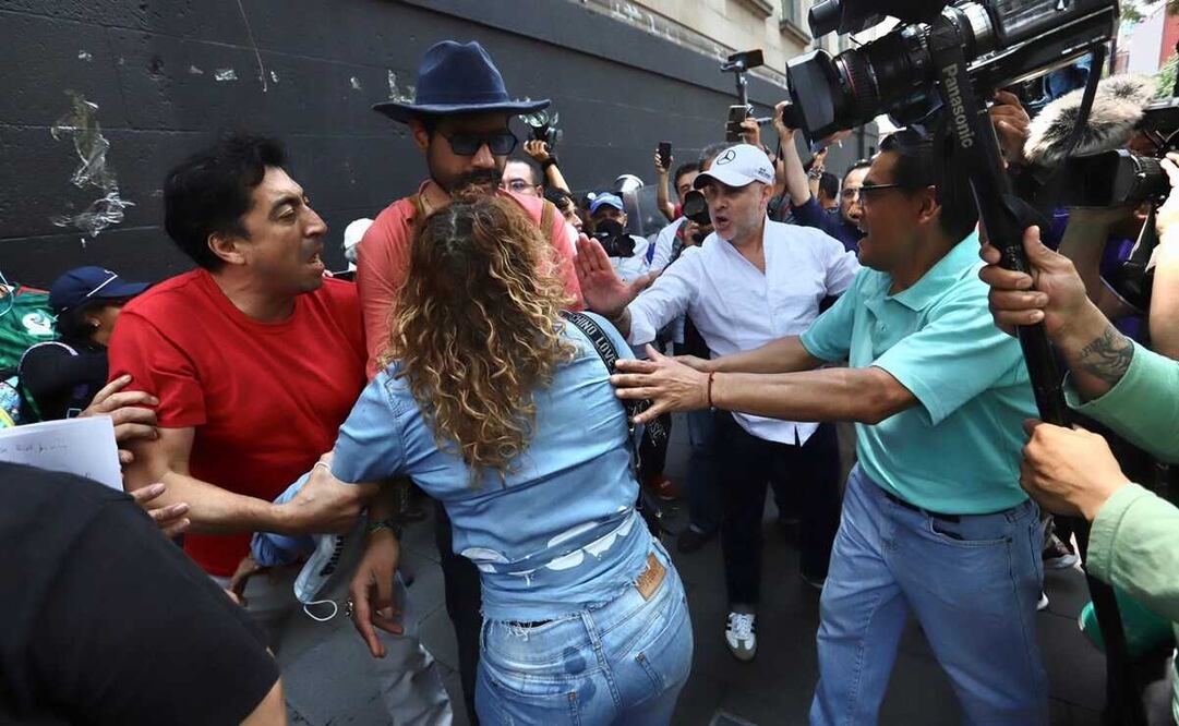 Lo que parecía una marcha pacífica en defensa de la Suprema Corte de Justicia de la Nación derivó en un enfrentamiento que culminó con el Himno Nacional. Foto: Berenice Fregoso / EL UNIVERSAL