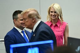 Trump regaló 135 mil dólares en efectivo a tres asistentes; desata dudas sobre legalidad de esos pagos