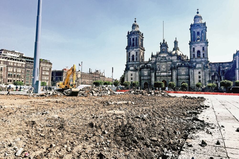 Autoridades capitalinas tienen previsto terminar con el remozamiento de la plancha del Zócalo para la celebración de las fiestas patrias en septiembre. (CDMX)