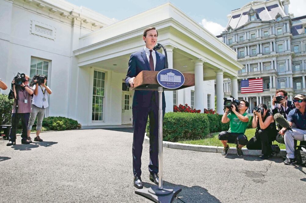Jared Kushner, yerno y asesor del presidente Donald Trump, ofreció ayer una inusual declaración ante la prensa, porque no acostumbra hablar ante las cámara (JOSHUA ROBERTS. REUTERS)