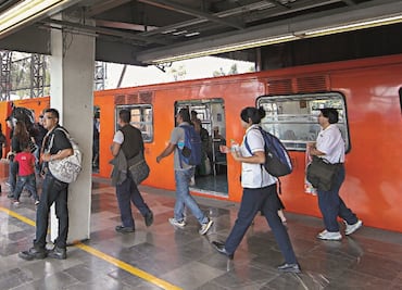 Usuarios golpean a asaltantes en el Metro para retenerlos