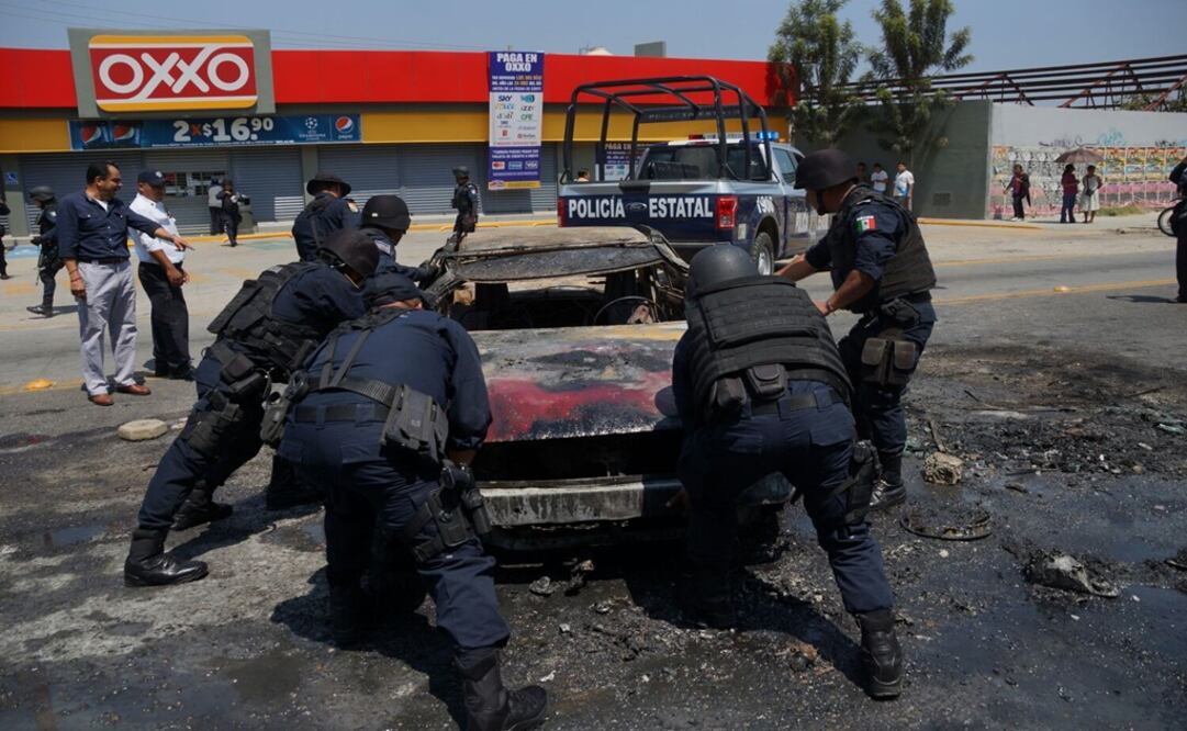Docentes pasaron por los escombros que dejó un enfrentamiento entre transportistas. Foto: Edwin Hernández/ EL UNIVERSAL 