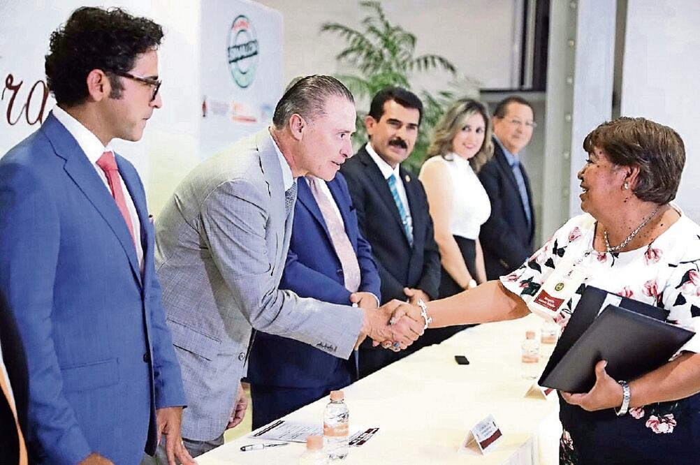 El gobernador Quirino Ordaz también entregó la Medalla Ignacio Manuel Altamirano a maestros con 40 años de servicio.