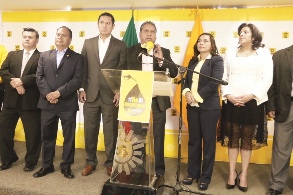 En conferencia de prensa en la sede nacional del PRD, el precandidato a la gubernatura Javier Salinas denunció que hay un uso ilegal de recursos públicos por parte de Zepeda, a través de espectaculares y promocionales en revistas (OBTURADORMX)