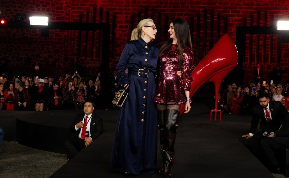 Anne Hathaway y Meryl Streep formaron parte del desfile. Foto: Hugo Salvador / El Universal