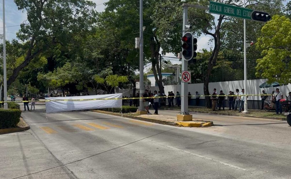 Trabajadores de la Fiscalía bloquean avenida en Tabasco; revisarán bajas por control y confianza.
Foto: Especial.