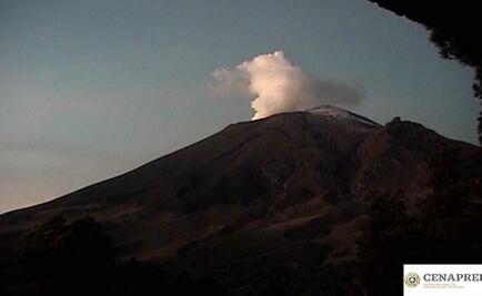 Popocatépetl emite fumarola de vapor de agua y gases