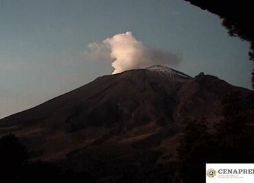 Popocatépetl emite fumarola de vapor de agua y gases