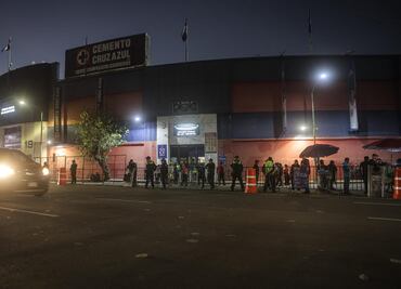Fanáticos del Cruz Azul llegan al Estadio Ciudad de los Deportes tras su reapertura; refuerzan seguridad e instalan puesto de mando