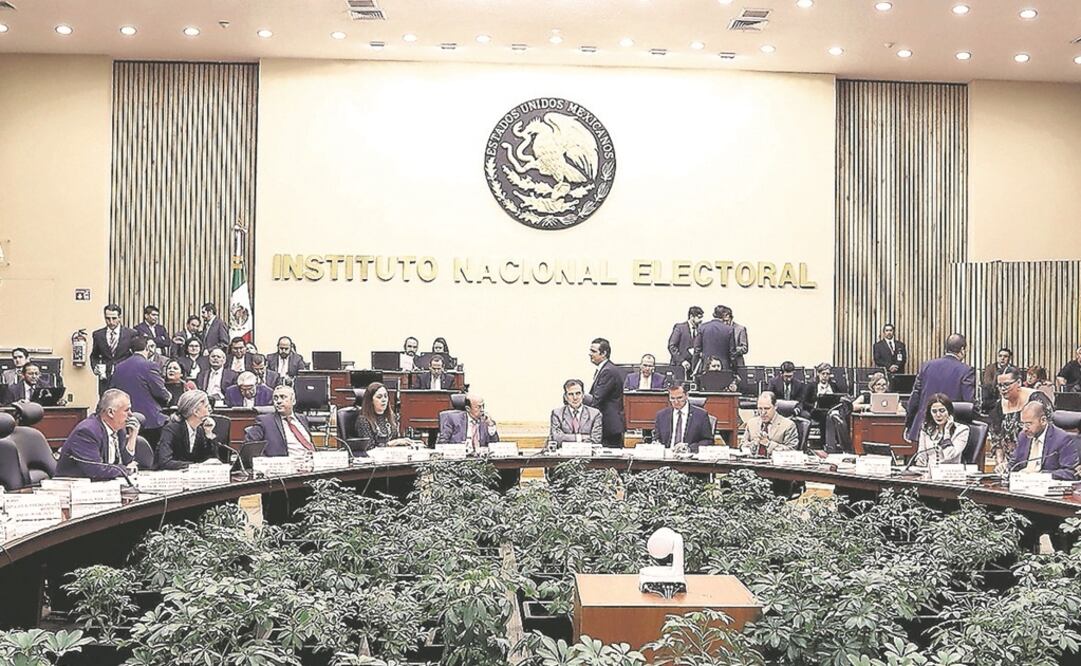 Alternativa . Los partidos políticos y el INE comenzaron pláticas para no poner en riesgo la sobrevivencia de éstos, por multas pendientes. Foto: ARCHIVO EL UNIVERSAL