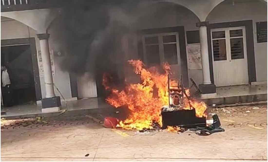 Queman patrullas en Zacualtipán Foto: especial