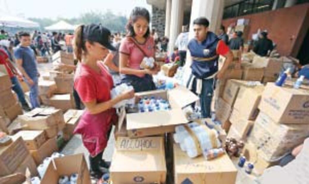 El Foco. El poder del silencio después de la tragedia: puños arriba