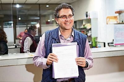 Se registra Armando Ríos Piter en el INE