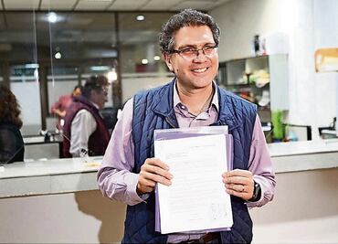 Se registra Armando Ríos Piter en el INE