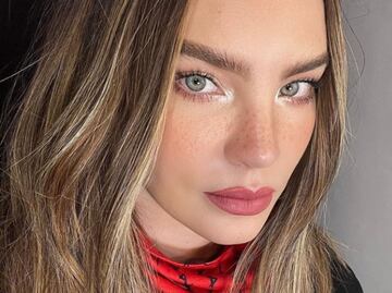 Belinda sorprende con look punk sexy