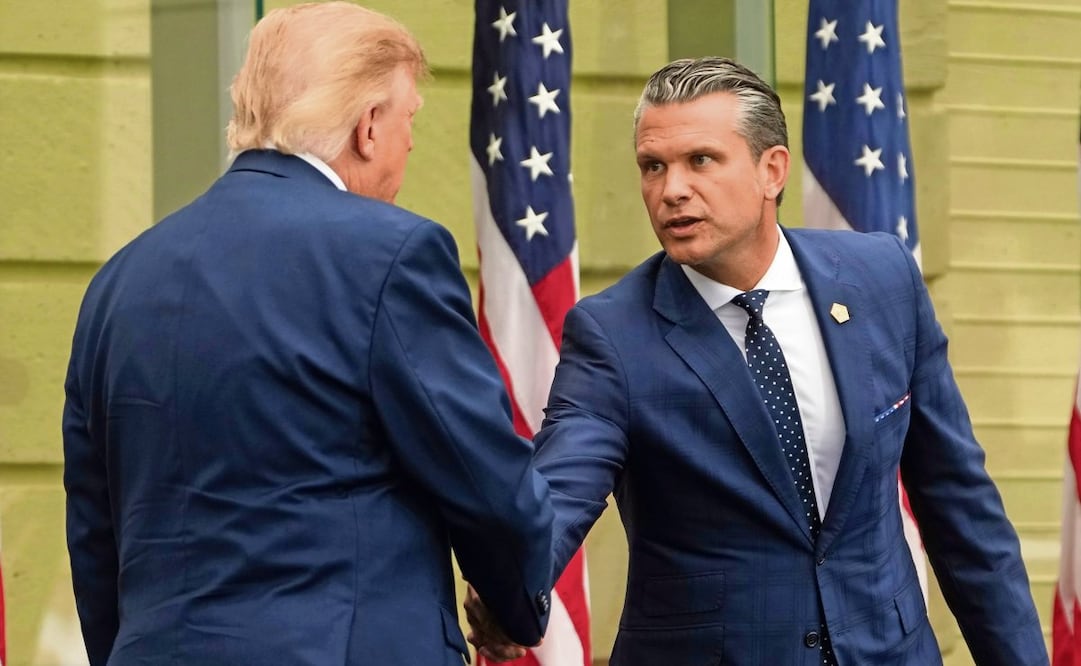 El secretario de Guerra, Pete Hegseth (der.), y el presidente Donald Trump antes de una ceremonia conmemorativa del 25 aniversario de los atentados del 11-S, en el Pentágono. Foto: MARK SCHIEFELBEIN/AP