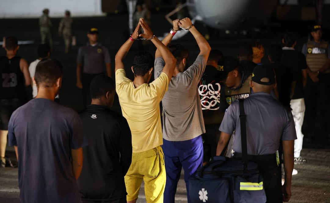 El primer vuelo de retorno de migrantes irregulares que cruzaron la peligrosa selva del Darién. Foto: EFE