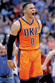 Russell y Harden roban cámara