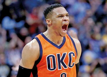 Russell y Harden roban cámara