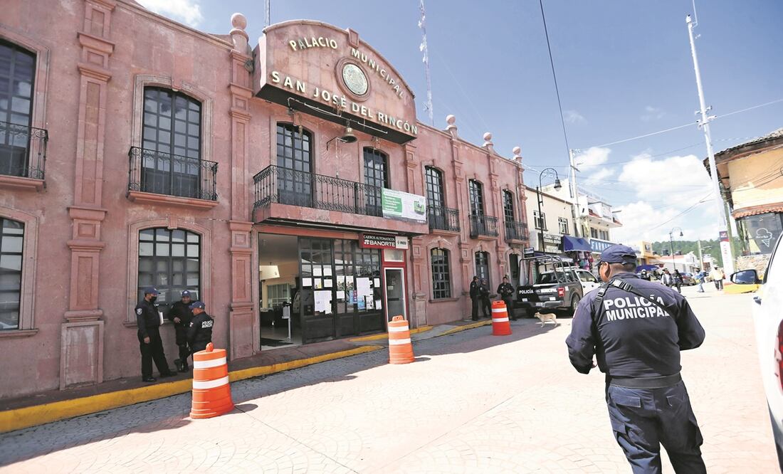 Este jueves el ayuntamiento reabrió sus puertas, sólo han regresado algunas secretarias, pues los regidores y la alcaldesa panista Ana María Vázquez no han vuelto.