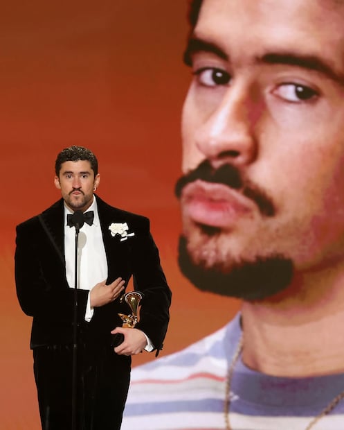 Un traje inspirado en una botella de perfume.  Foto: Grammy