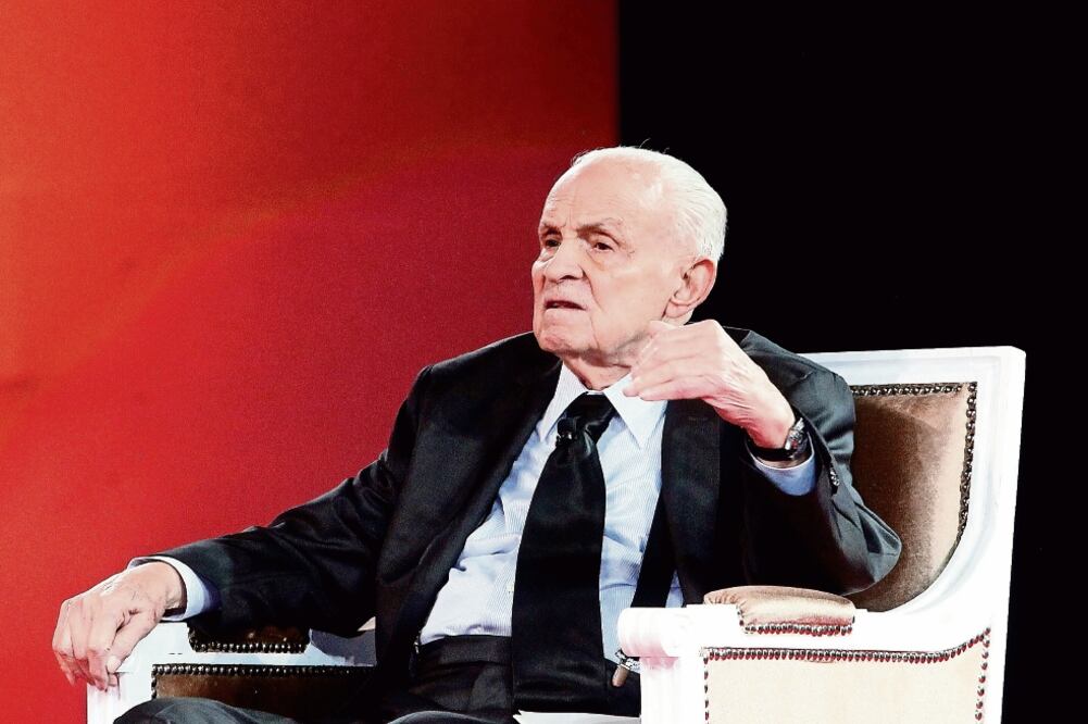 Lorenzo Servitje fundó Bimbo en 1945, inició con 38 colaboradores, una marca, cuatro productos. En este año el grupo cumple 72 años y contará con más de 127 mil colaboradores, 10 mil artículos y más de 100 marcas. (ARCHIVO EL UNIVERSAL)