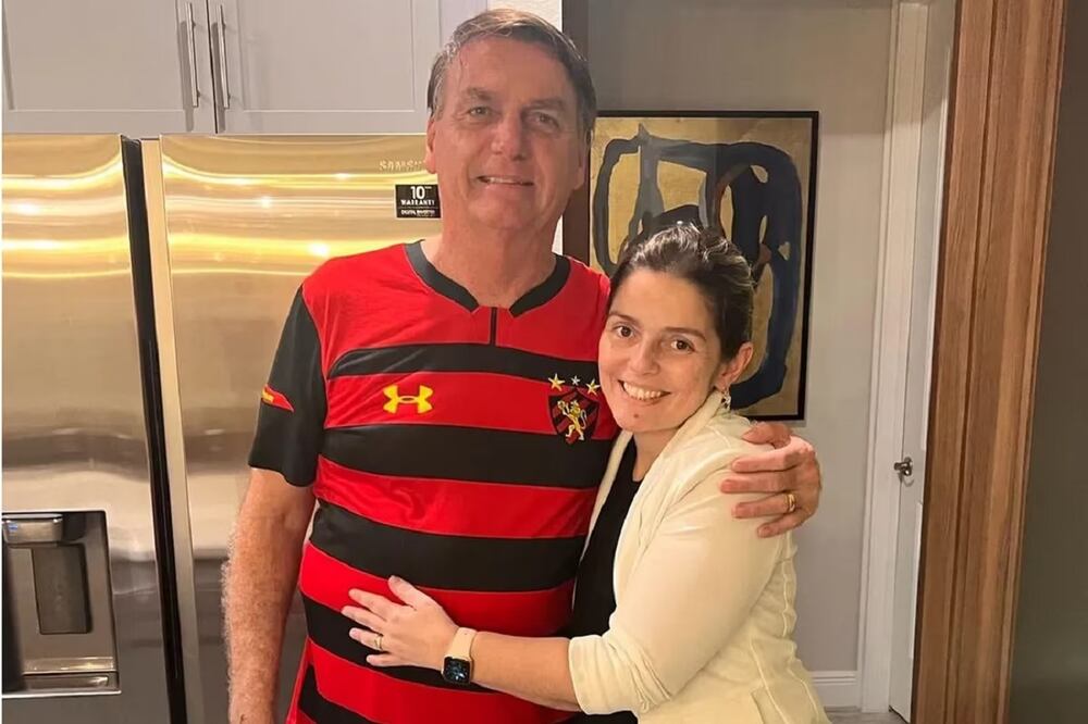 La foto que posteó en su Instagram la chef brasileña Karlota Fonseca junto a Jair Bolsonaro, cuando le cocinó al ahora expresidente en Orlando. Foto: @karlotagourmet