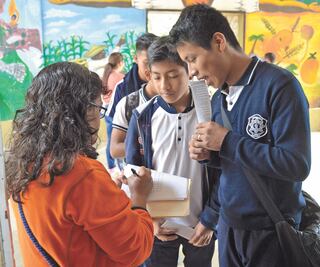 Buscan detener retención de papeles en colegios