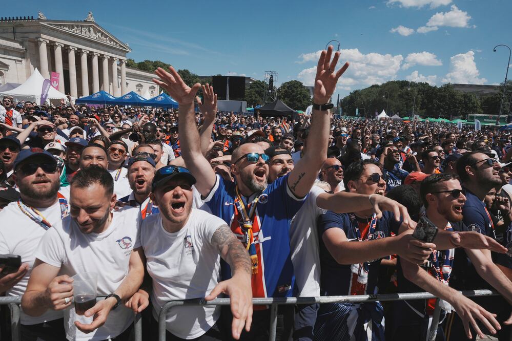 Aficionados del Inter y del PSG pelean en Múnich / Foto: AP
