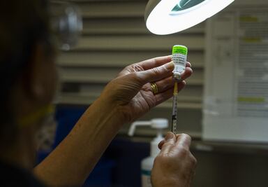 La eficacia de la vacuna de Moderna supera los seis meses y no requiere una tercera dosis