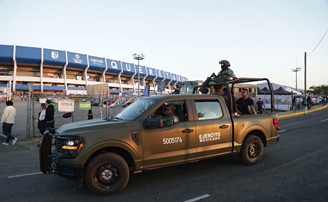 Aficionados viven el México vs Islandia entre el miedo controlado por el Ejército Mexicano. FOTO: Carlos Mejía/EL UNIVERSAL