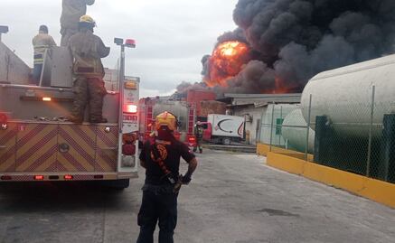 Fuerte incendio en fábrica de aceites en Apodaca, Nuevo León, provoca enormes columnas de humo