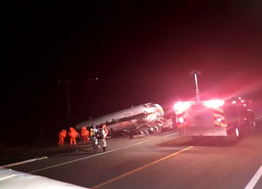 Vuelca pipa con amoniaco en autopista Siglo 21; hay 4 muertos