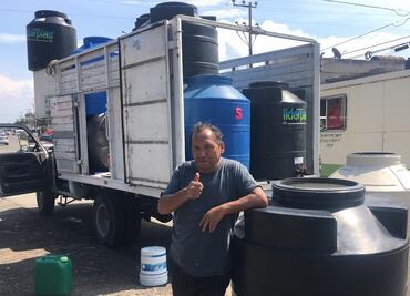 Don Gabriel aprovecha la escasez de agua para vender tinacos en Ecatepec