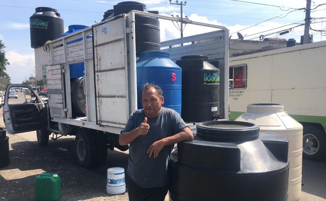 Gabriel, de 59 años de edad, quien aprovechó el megacorte de agua para vender tinacos a bajo costo. Fotografía: Emilio Fernández/ EL UNIVERSAL