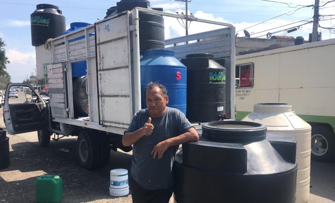 Gabriel, de 59 años de edad, quien aprovechó el megacorte de agua para vender tinacos a bajo costo. Fotografía: Emilio Fernández/ EL UNIVERSAL