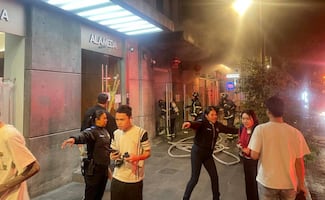 Bomberos combaten incendio en la calle Independencia en la alcaldía Cuauhtémoc; se originó en un restaurante