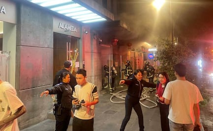 Bomberos combaten incendio en la calle Independencia en la alcaldía Cuauhtémoc; se originó en un restaurante