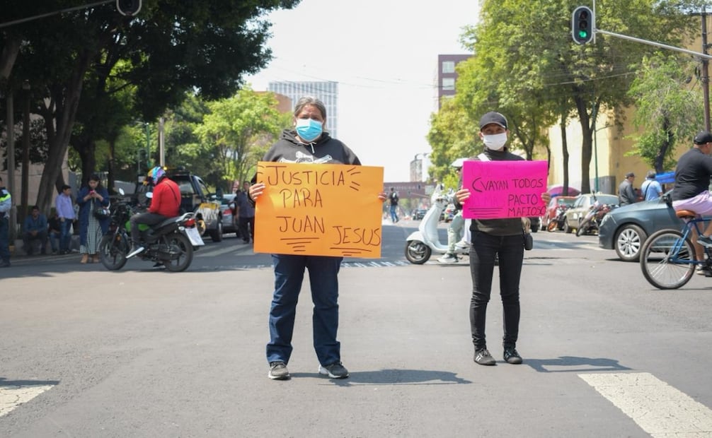 Familiares y amigos del joven acusado del feminicidio de Edith Guadalupe bloquean calles. Foto: Santiago Cadena / EL UNIVERSAL