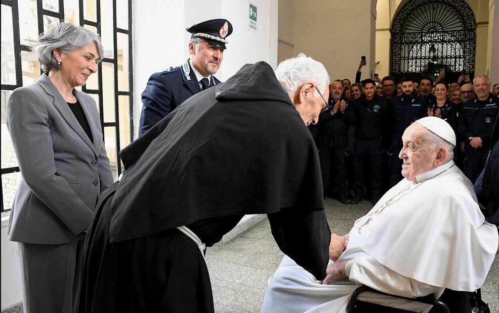 Como es su tradición, el papa Francisco acudió a la cárcel romana Regina Coeli, pese a su convalecencia por sus problemas de salud, para celebrar con algunos presos este Jueves Santo, el 17 de abril de 2025. Foto: AFP