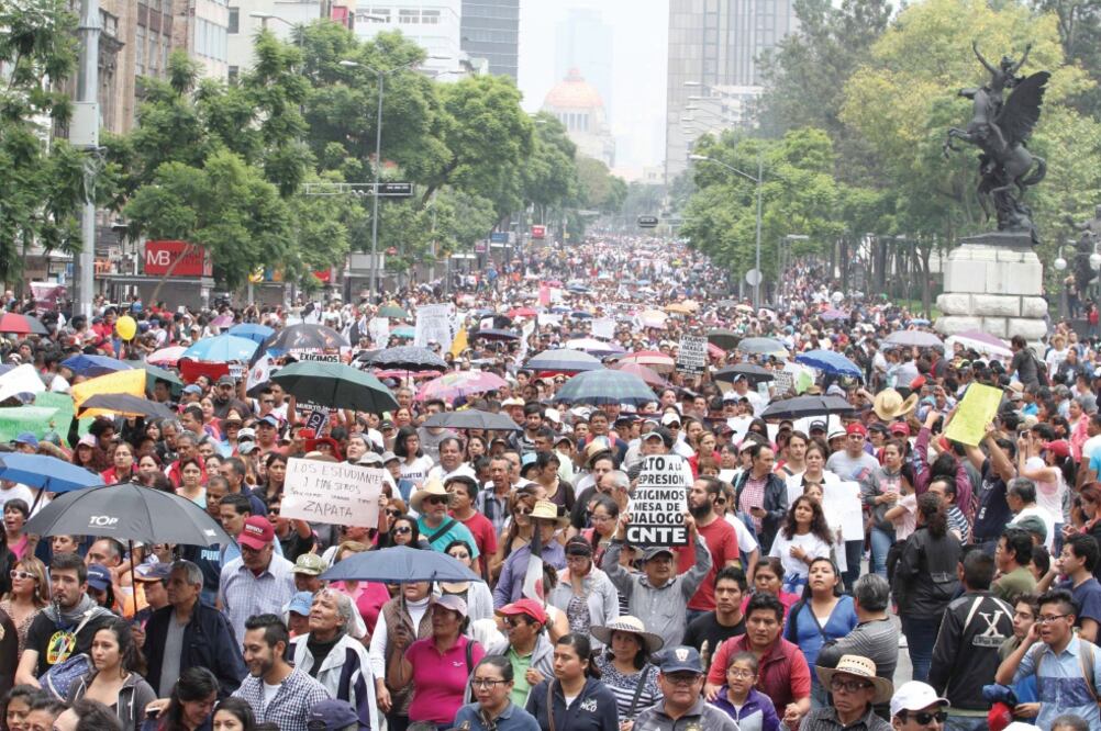 Miles de personas participaron en la “Marcha del Silencio” de la columna del Ángel de la Independencia a la glorieta a Colón, en apoyo a maestros de la CNTE, a la que se sumaron integrantes de diversos sindicatos (AGUSTIN SALINAS. EL UNIVERSAL)
