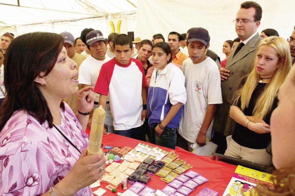 Feria del Condón en la Ciudad de México en 2003. La colusión entre empresas proveedoras del gobierno causó daño al erario por 177 mdp, según la Cofece. Foto: ARCHIVO EL UNIVERSAL