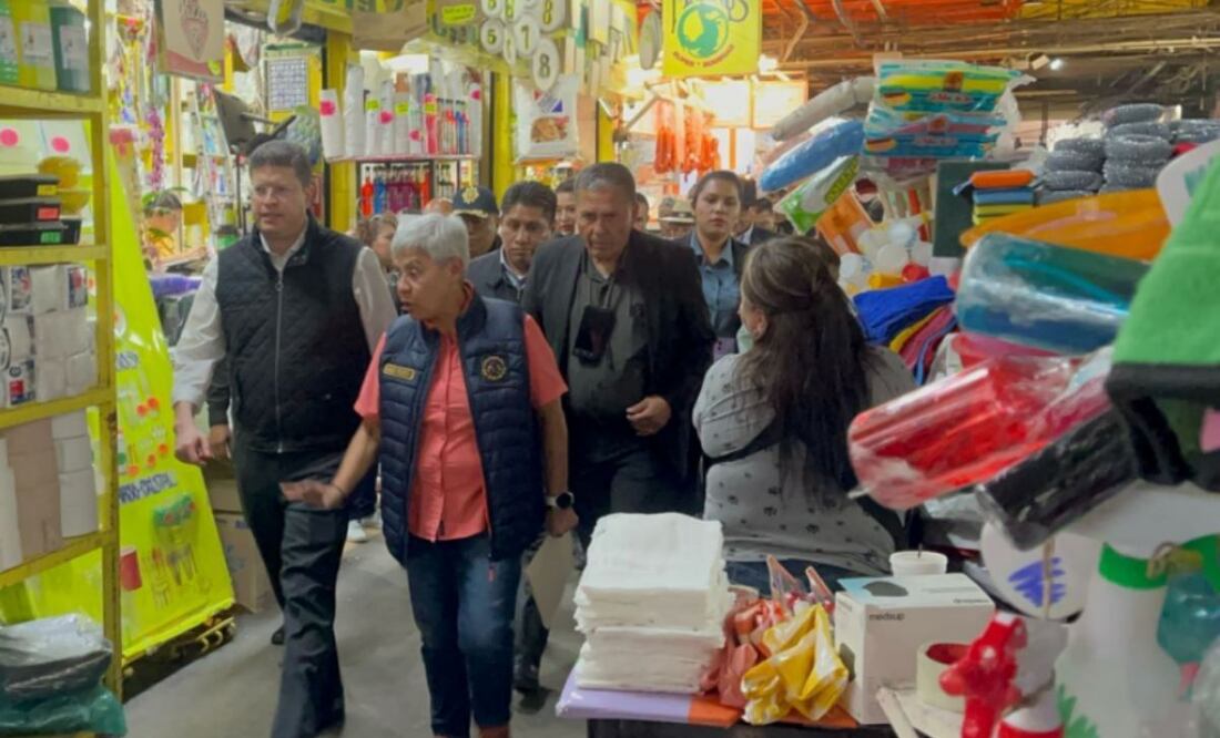 El director de la SSC CDMX, Pablo Vázquez, realizó un recorrido en la Central de Abastos para evaluar la seguridad (27/02/2025). Foto: Juan Carlos Williams / EL UNIVERSAL