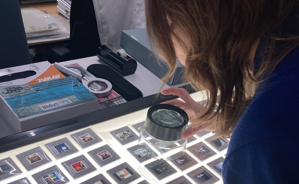 Las fotos del WWP se almacenan en los Archivos Nacionales de Países Bajos y otra bodega, donde especialistas trabajan en su digitalización. Foto: BEATRICE HARBOUR/ WPP