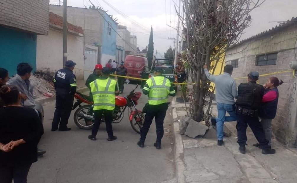 Personal de la corporación mexiquense llegó a la colonia y se llevó las mochilas para iniciar la investigación. Foto: Especial