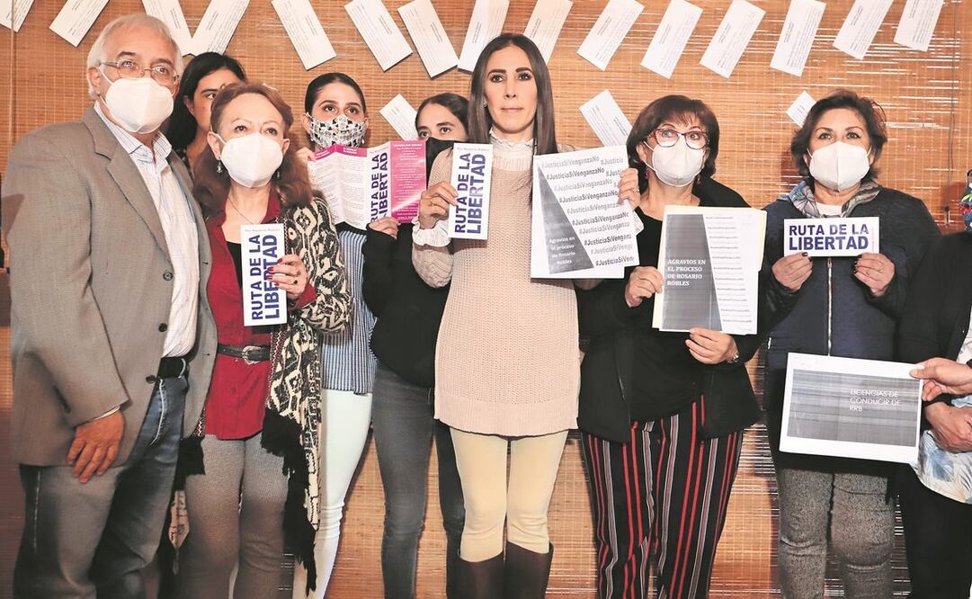 Francisco Robles, hermano, y Mariana Moguel, hija de Rosario Robles, al anunciar protestas que incluirán un ayuno de 10 días. Foto: Berenice Fregoso. El Universal