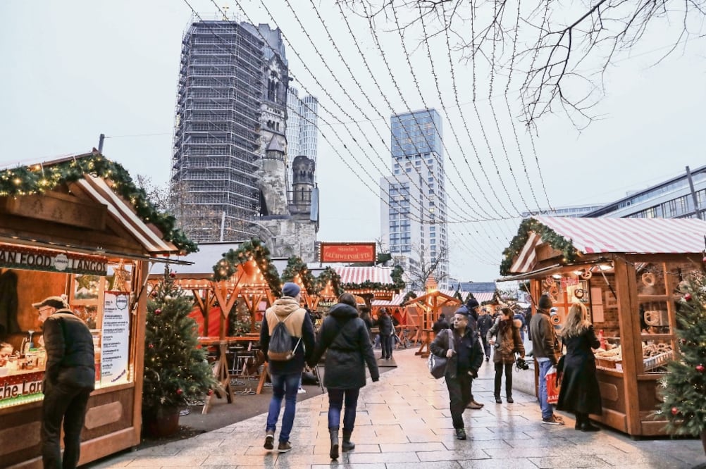 El mercado navideño de la Plaza Breitscheid en Berlín reabrió ayer, tras el ataque del domingo pasado. (SHAN YUQI. XINHUA)
