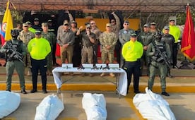 VIDEO: De la Espriella posa entre cadáveres de guerrilleros; el presidente de Colombia desata polémica por exhibición de cuerpos