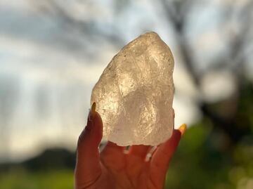 Cómo elegir una piedra de alumbre para usar como desodorante