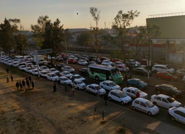 Taxistas colapsan Avenida Central; protestan contra Uber